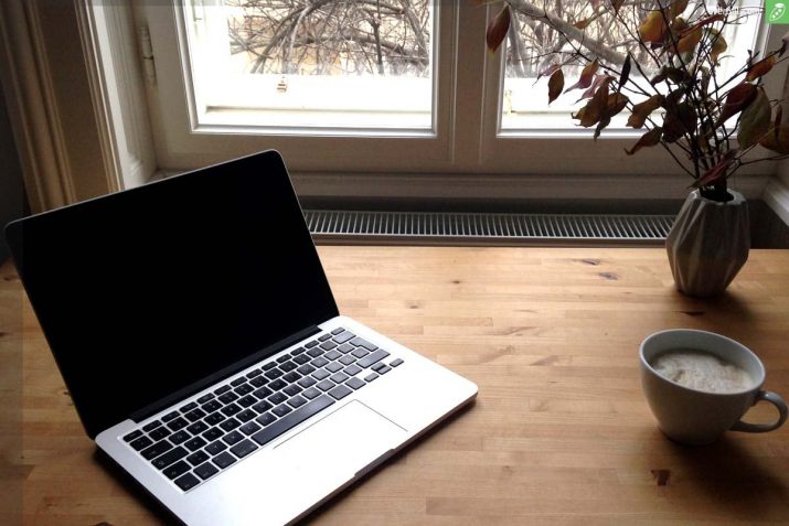 arbeiten von zu hause laptop tisch